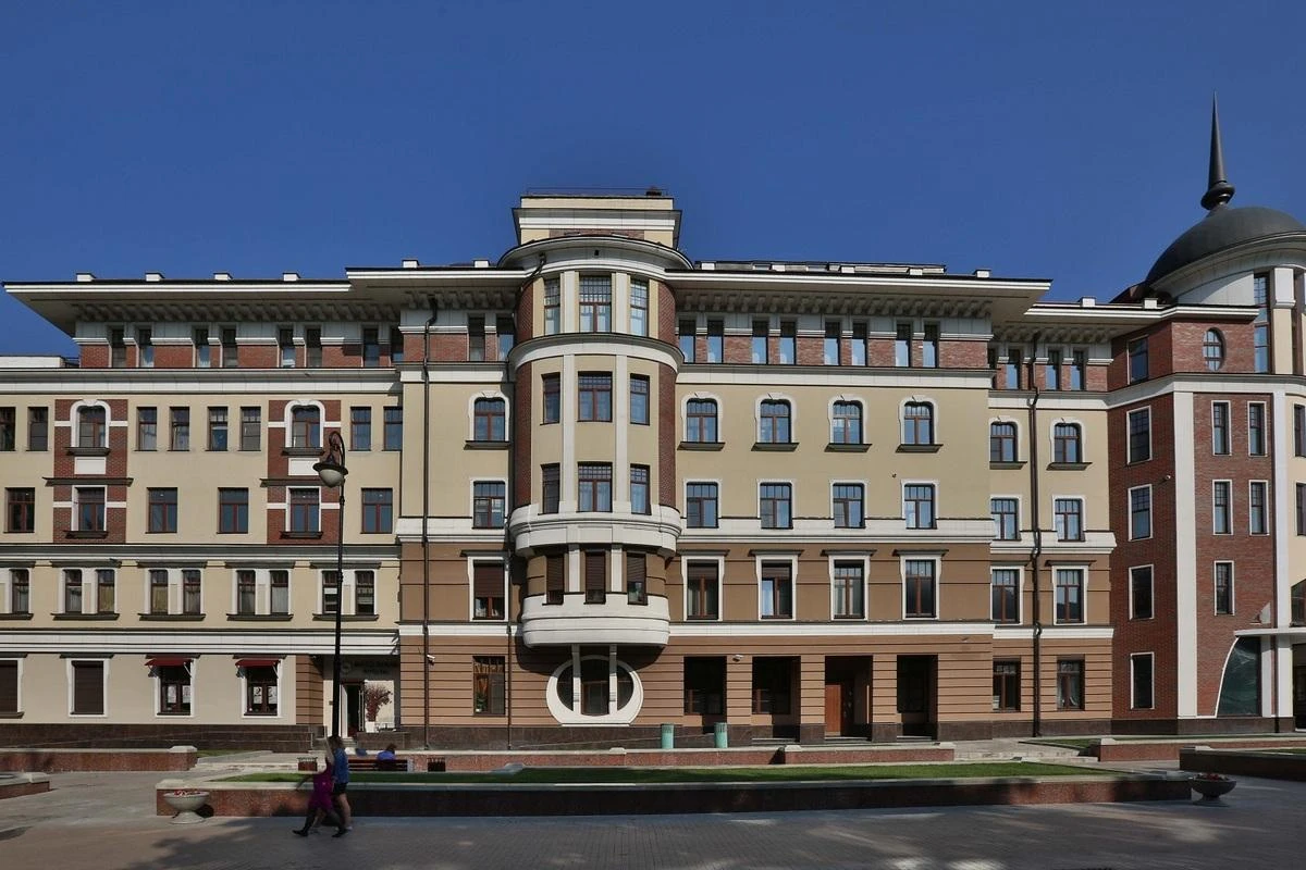 Лаврушинский, 11